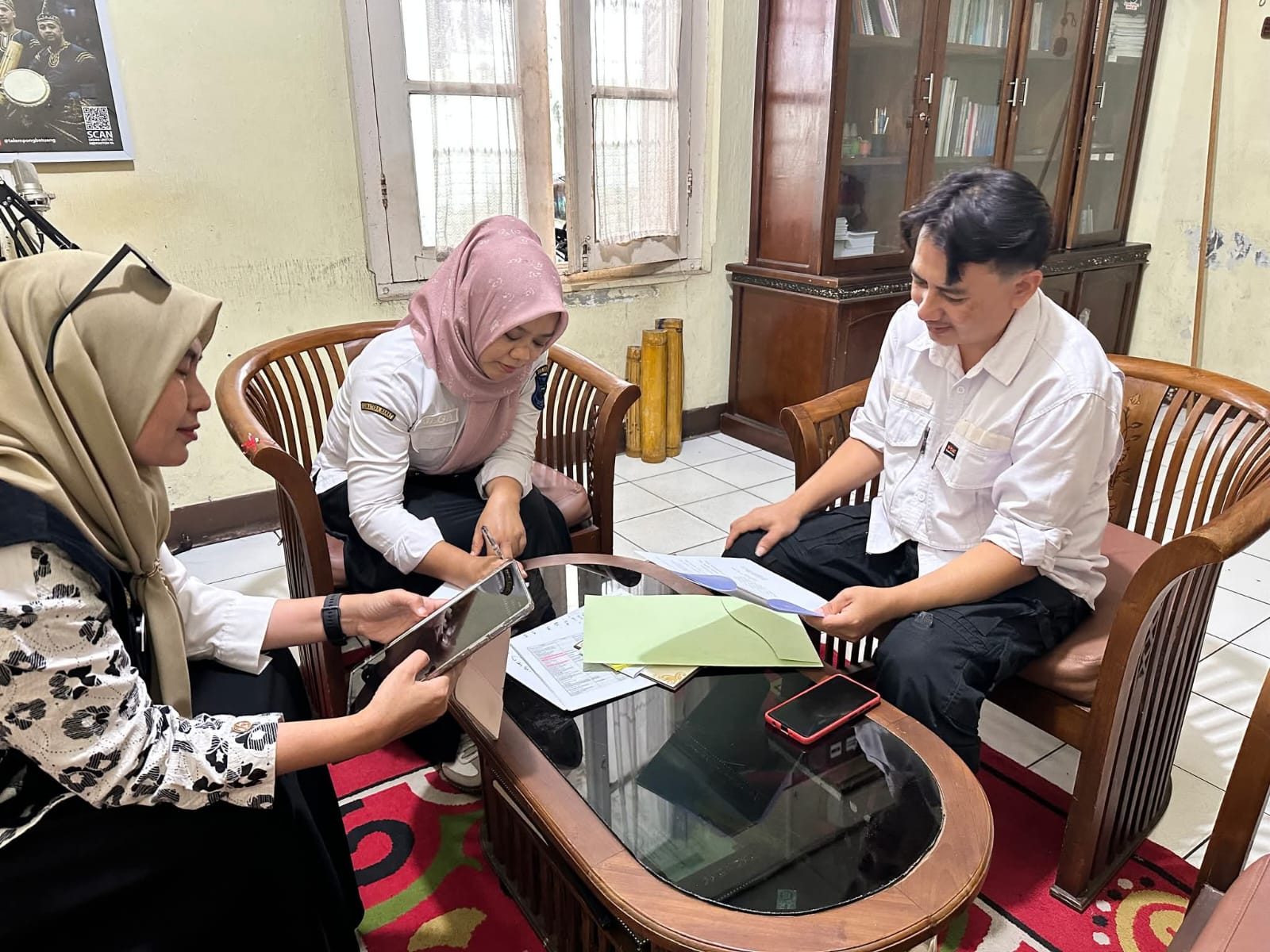 Kepala Bidang Kebudayaan Dinas Kebudayaan, Peninggalan Bersejarah dan Permuseuman Kota Sawahlunto, Syukri, bersama panitia mempersiapkan pelaksanaan Lomba Tonil Berbahasa Tangsi.
